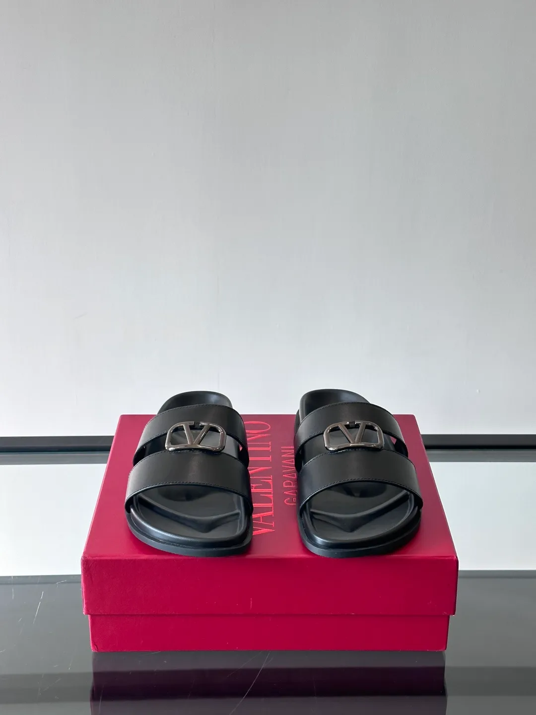 Men's shoes 💰p320 "VALENTINO" Valentino Men's 🧍‍♂️ Spring and summer new style metal rivet flat slippers, elegant sandals, the same style worn by celebrities, original molding, imported calfskin. Rubber outsole. Soft and durable, full set of counter packaging size: 39-44 (customized at 38.45.46)